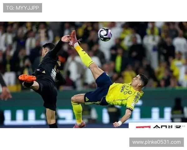 C罗在比赛中小角度射门再进一球成功完成双响壮举